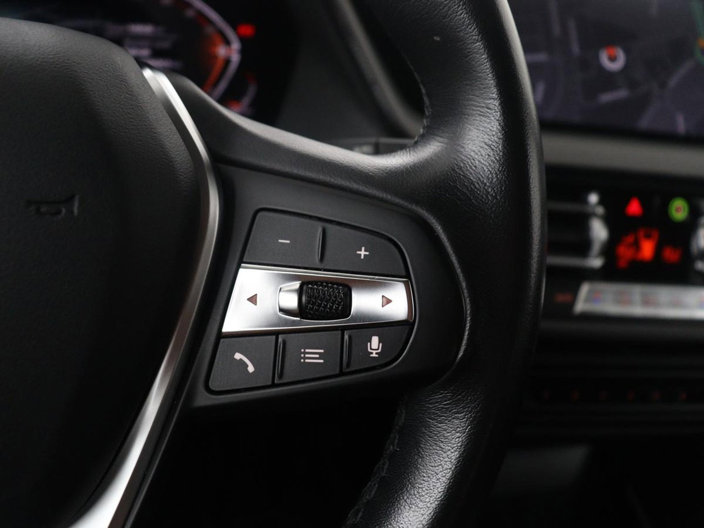 BMW 1-serie 118i Business Edition | Half leder | Cruise control | Stoelverwarming | Navigatie | Carplay | Park assist | Climate control | Virtual dashboard | 17" velgen