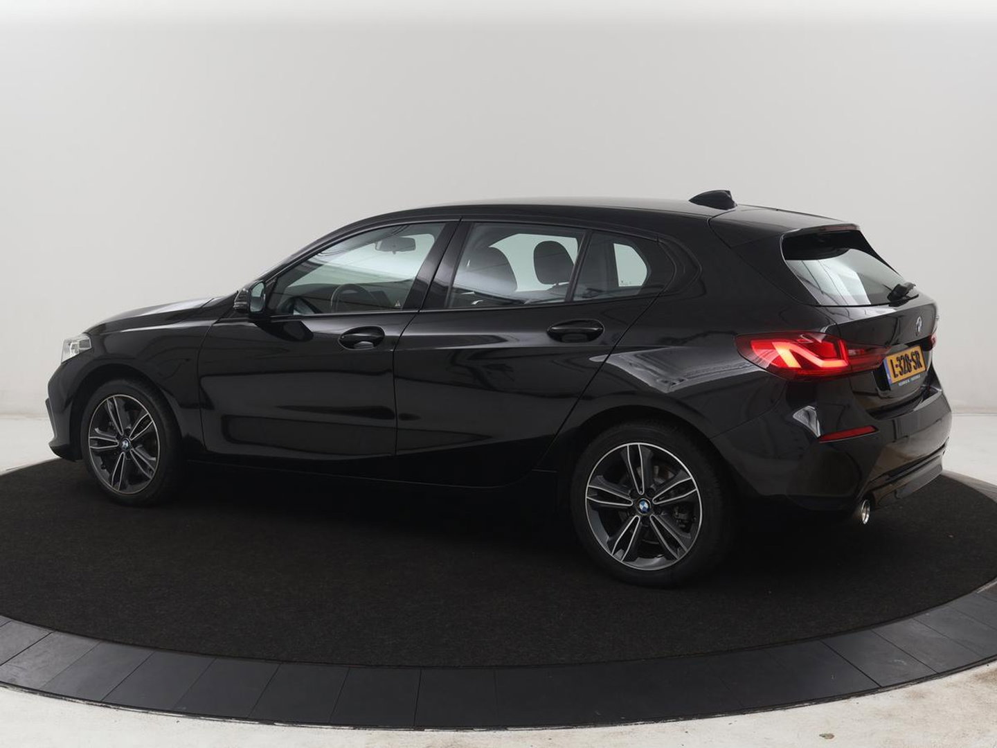 BMW 1-serie 118i Business Edition | Half leder | Cruise control | Stoelverwarming | Navigatie | Carplay | Park assist | Climate control | Virtual dashboard | 17" velgen