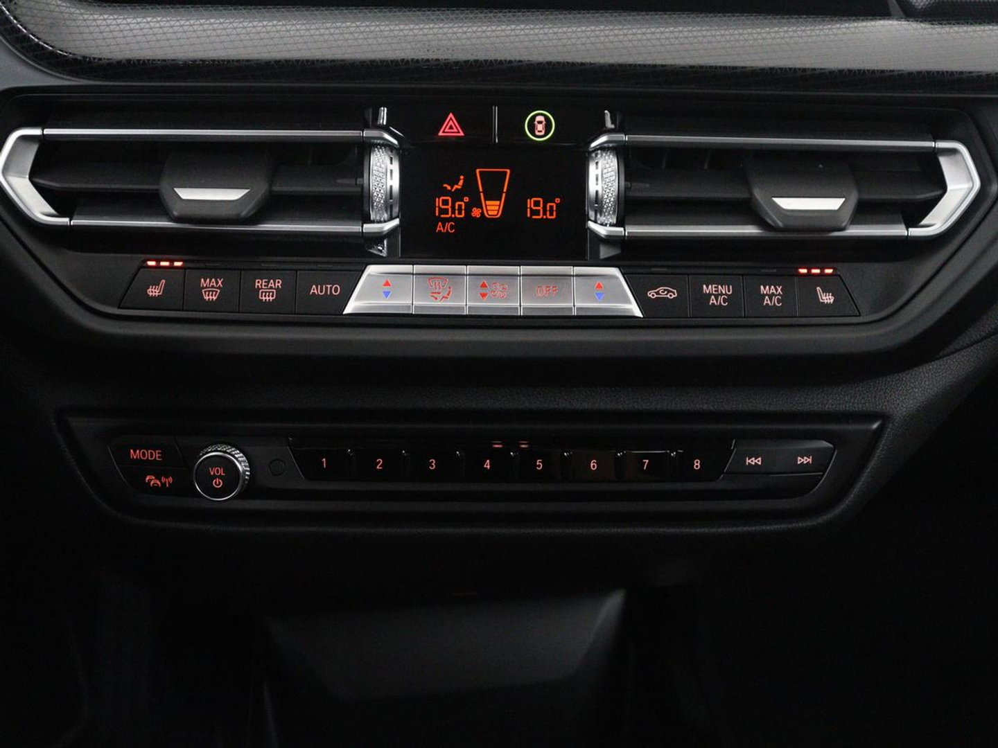 BMW 1-serie 118i Business Edition | Half leder | Cruise control | Stoelverwarming | Navigatie | Carplay | Park assist | Climate control | Virtual dashboard | 17" velgen