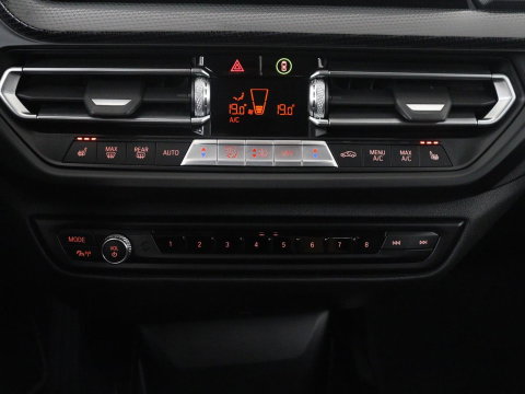 BMW 1-serie 118i Business Edition | Half leder | Cruise control | Stoelverwarming | Navigatie | Carplay | Park assist | Climate control | Virtual dashboard | 17" velgen