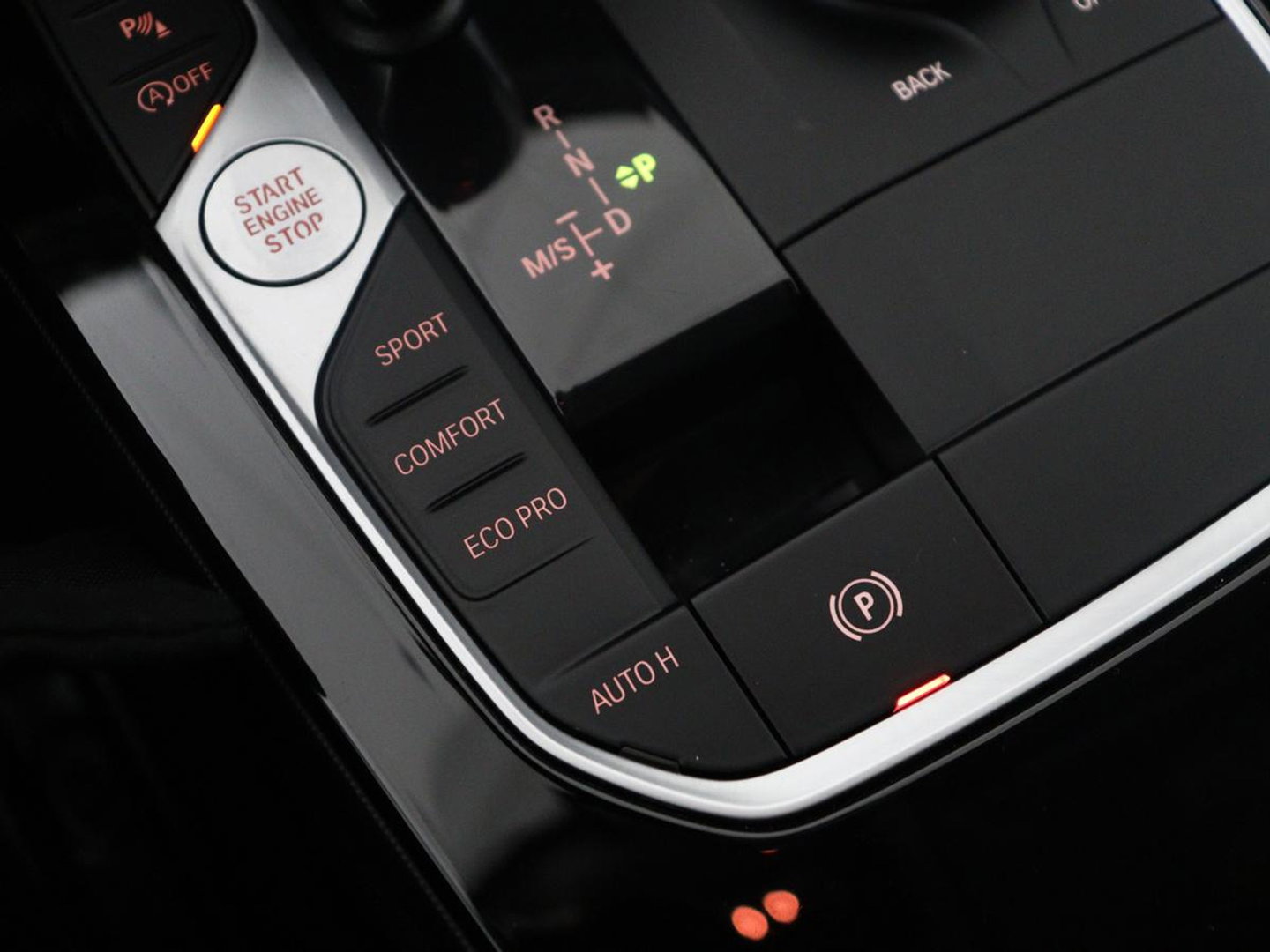 BMW 1-serie 118i Business Edition | Half leder | Cruise control | Stoelverwarming | Navigatie | Carplay | Park assist | Climate control | Virtual dashboard | 17" velgen
