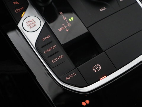 BMW 1-serie 118i Business Edition | Half leder | Cruise control | Stoelverwarming | Navigatie | Carplay | Park assist | Climate control | Virtual dashboard | 17" velgen