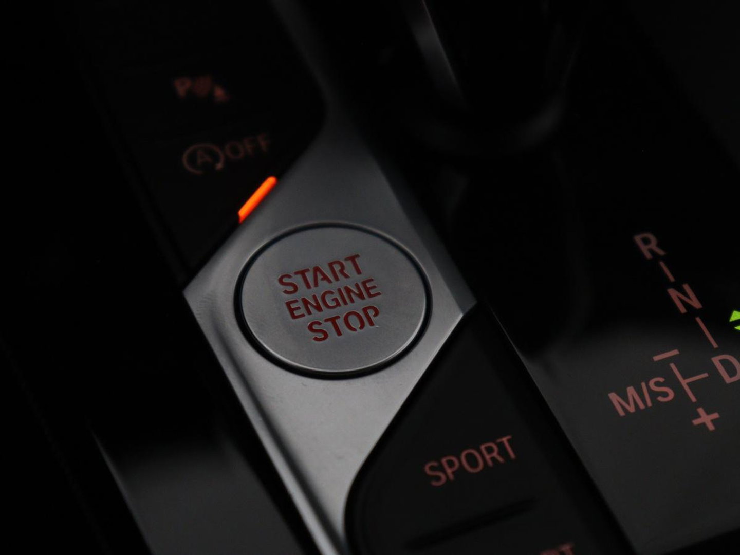 BMW 1-serie 118i Business Edition | Half leder | Cruise control | Stoelverwarming | Navigatie | Carplay | Park assist | Climate control | Virtual dashboard | 17" velgen