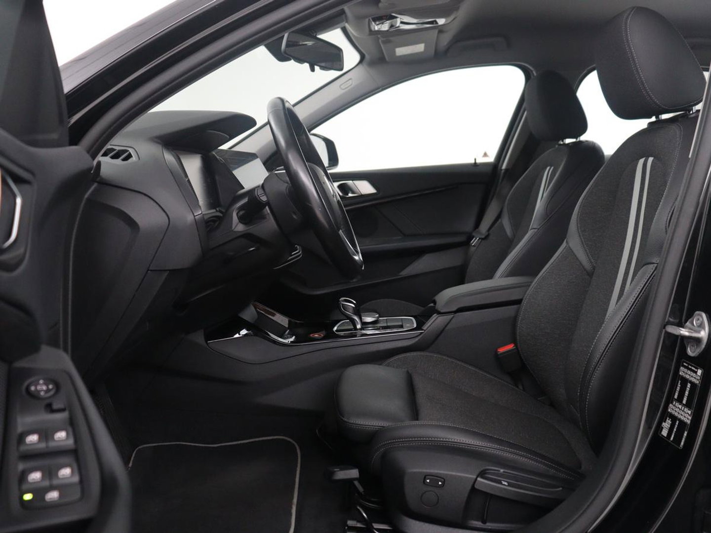 BMW 1-serie 118i Business Edition | Half leder | Cruise control | Stoelverwarming | Navigatie | Carplay | Park assist | Climate control | Virtual dashboard | 17" velgen
