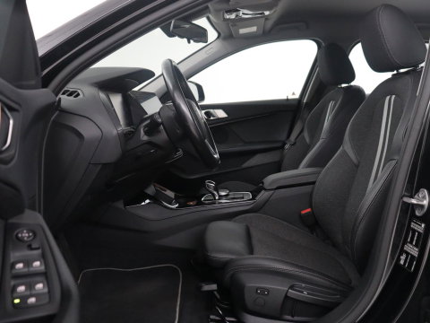 BMW 1-serie 118i Business Edition | Half leder | Cruise control | Stoelverwarming | Navigatie | Carplay | Park assist | Climate control | Virtual dashboard | 17" velgen