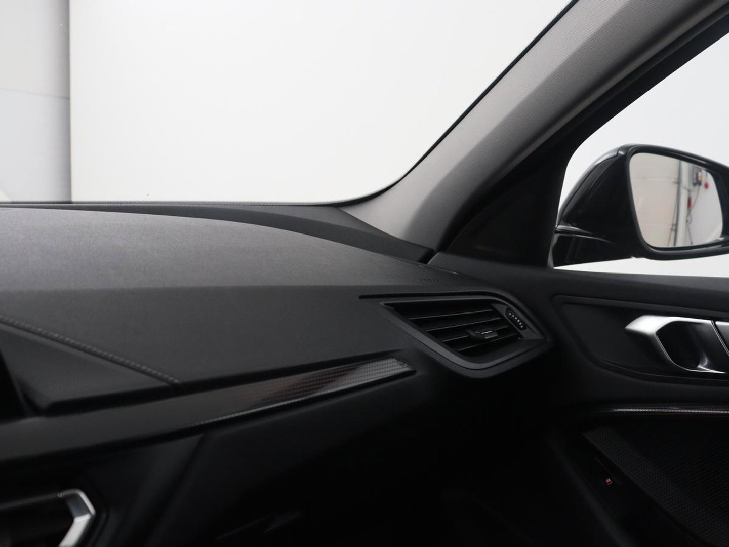 BMW 1-serie 118i Business Edition | Half leder | Cruise control | Stoelverwarming | Navigatie | Carplay | Park assist | Climate control | Virtual dashboard | 17" velgen