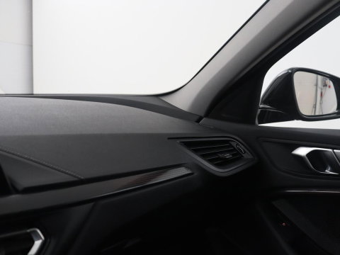 BMW 1-serie 118i Business Edition | Half leder | Cruise control | Stoelverwarming | Navigatie | Carplay | Park assist | Climate control | Virtual dashboard | 17" velgen