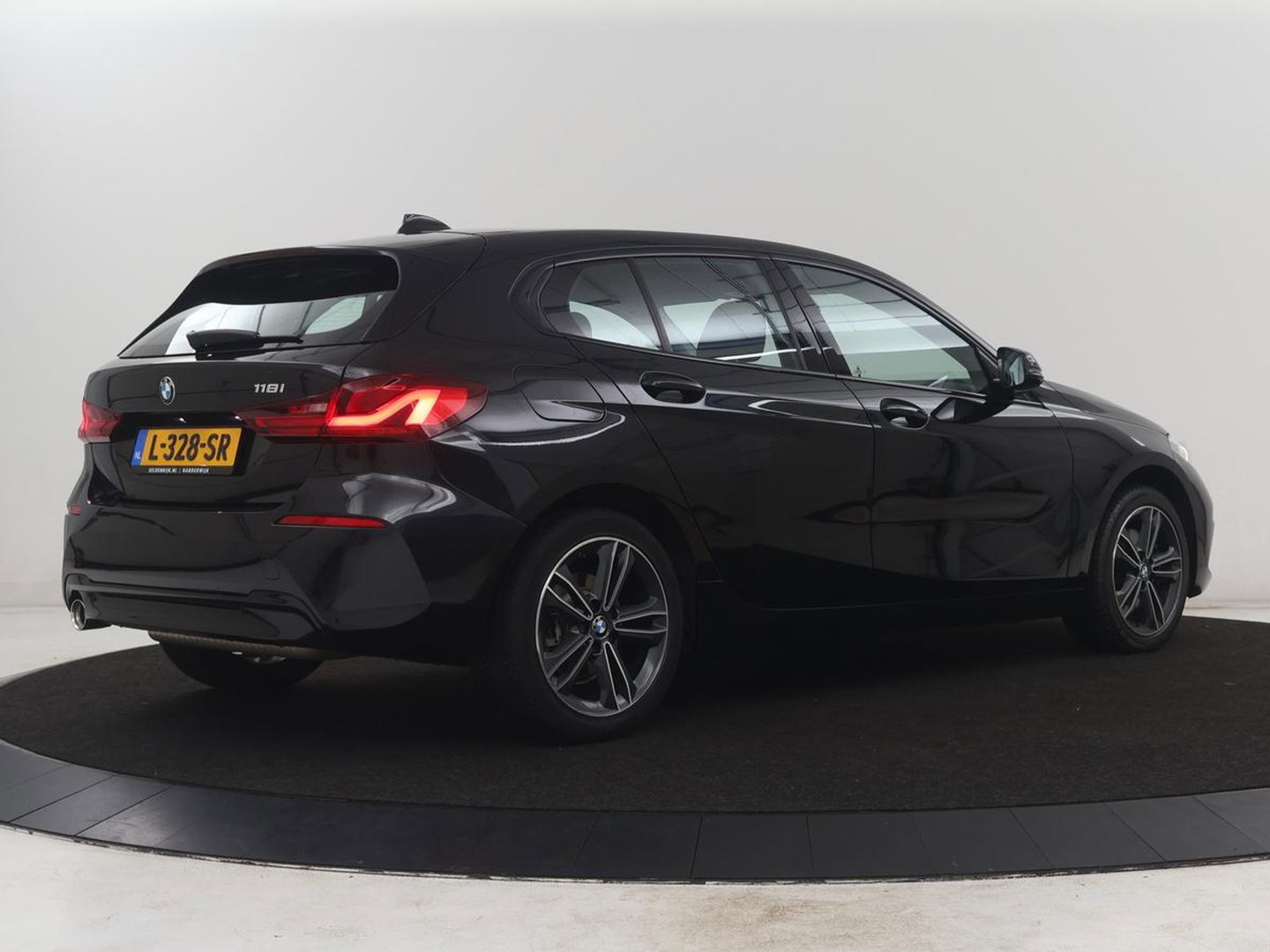 BMW 1-serie 118i Business Edition | Half leder | Cruise control | Stoelverwarming | Navigatie | Carplay | Park assist | Climate control | Virtual dashboard | 17" velgen