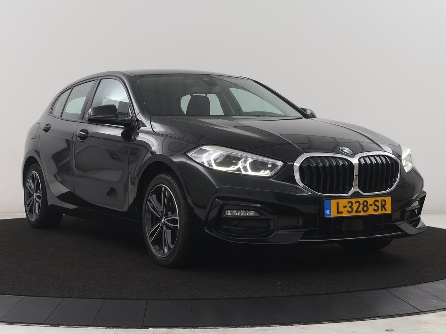 BMW 1-serie 118i Business Edition | Half leder | Cruise control | Stoelverwarming | Navigatie | Carplay | Park assist | Climate control | Virtual dashboard | 17" velgen