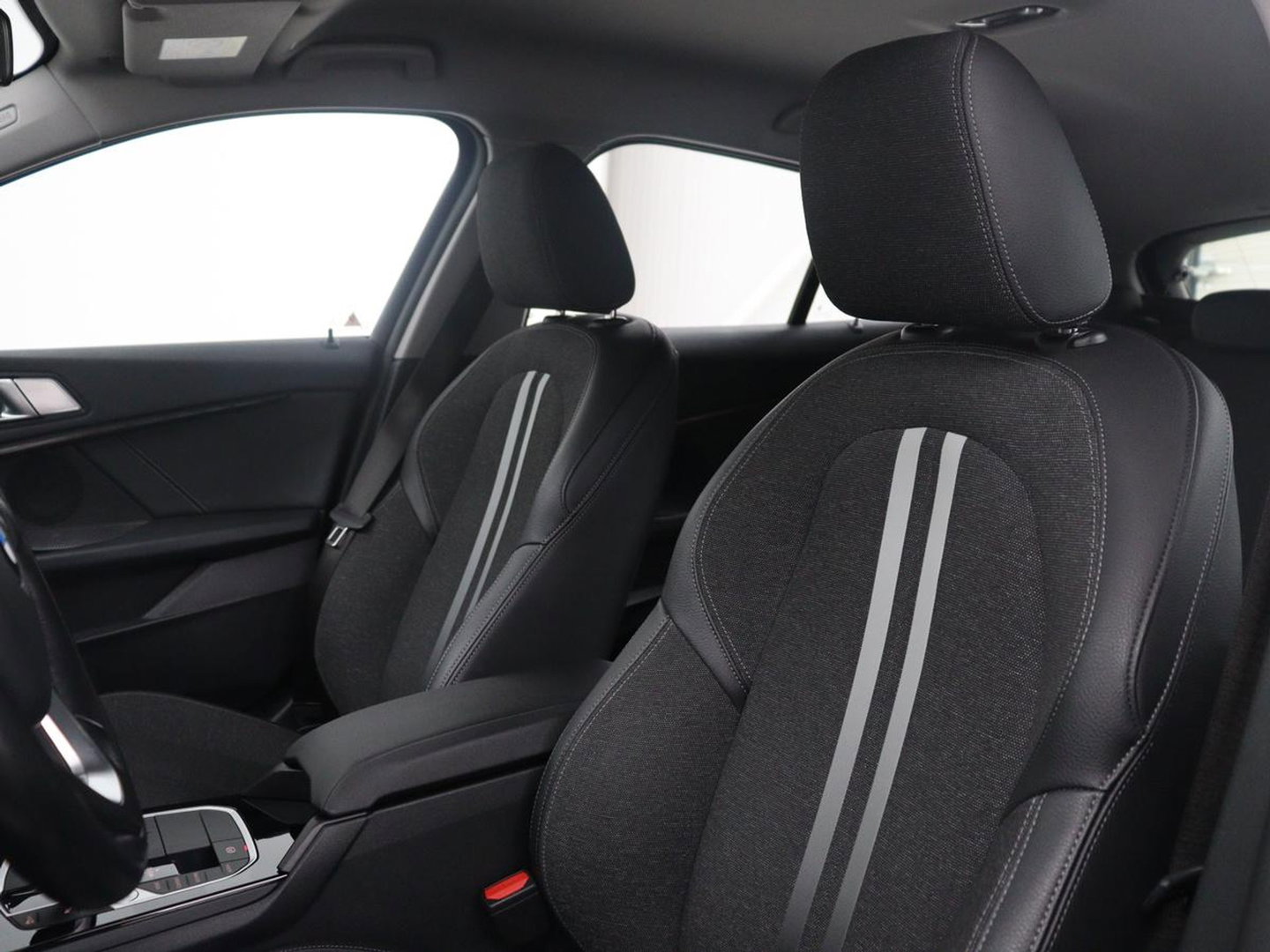 BMW 1-serie 118i Business Edition | Half leder | Cruise control | Stoelverwarming | Navigatie | Carplay | Park assist | Climate control | Virtual dashboard | 17" velgen