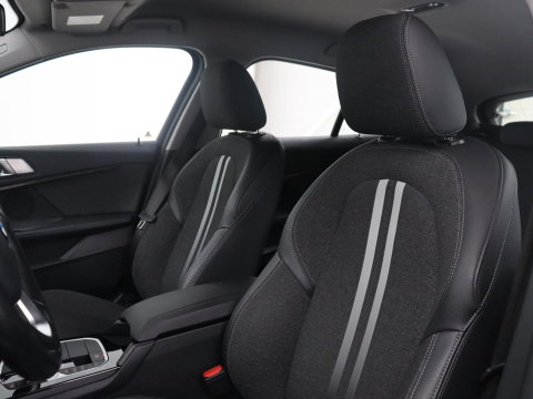 BMW 1-serie 118i Business Edition | Half leder | Cruise control | Stoelverwarming | Navigatie | Carplay | Park assist | Climate control | Virtual dashboard | 17" velgen