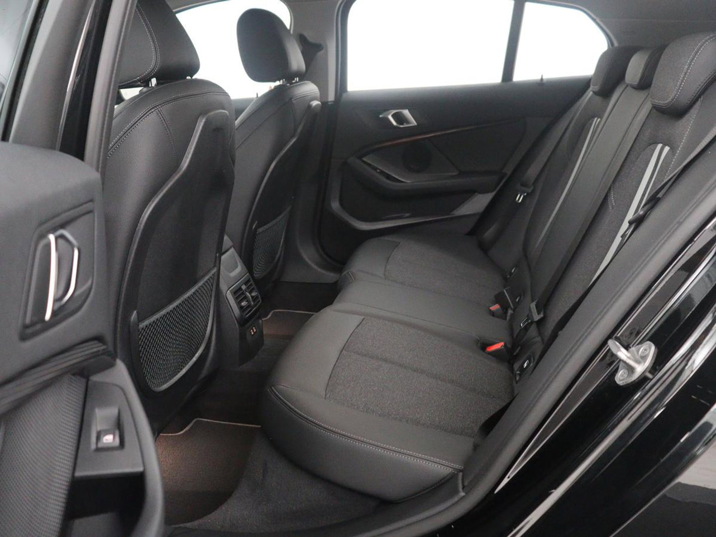 BMW 1-serie 118i Business Edition | Half leder | Cruise control | Stoelverwarming | Navigatie | Carplay | Park assist | Climate control | Virtual dashboard | 17" velgen