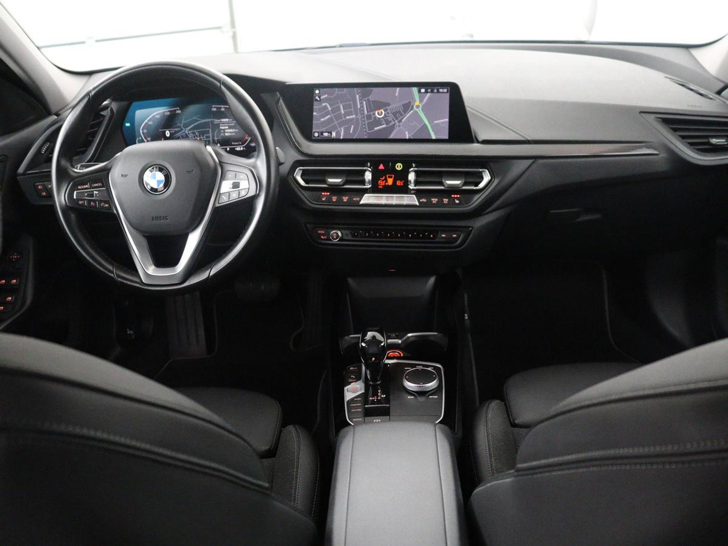 BMW 1-serie 118i Business Edition | Half leder | Cruise control | Stoelverwarming | Navigatie | Carplay | Park assist | Climate control | Virtual dashboard | 17" velgen