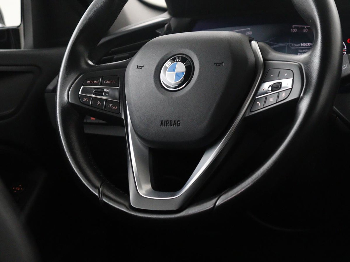 BMW 1-serie 118i Business Edition | Half leder | Cruise control | Stoelverwarming | Navigatie | Carplay | Park assist | Climate control | Virtual dashboard | 17" velgen