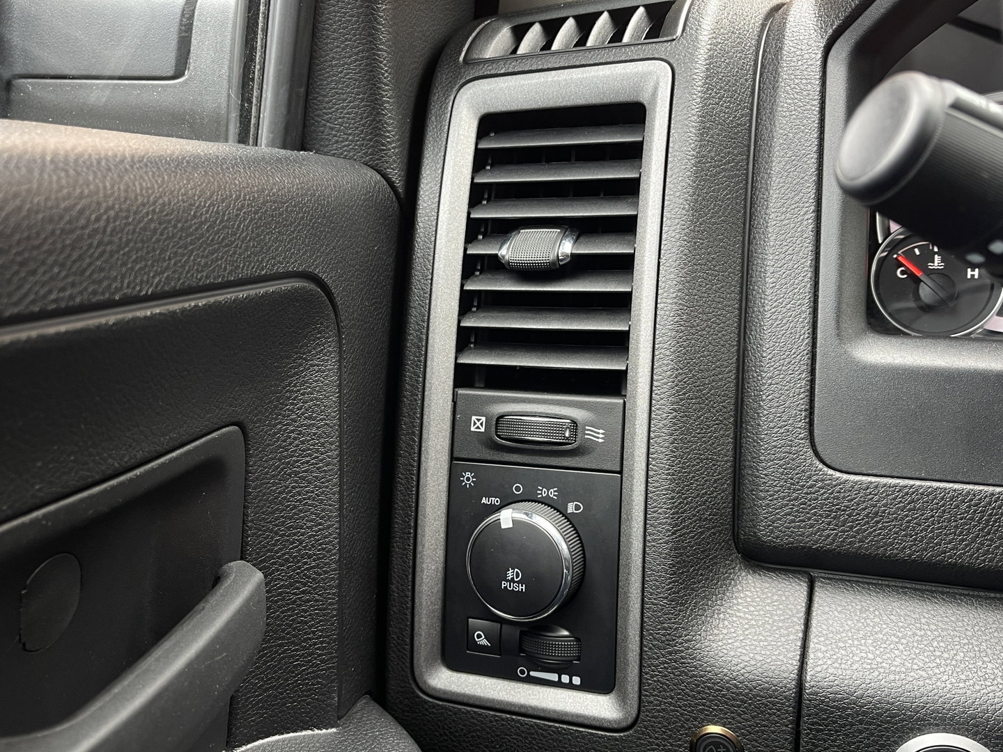 Dodge Ram 1500 CLASSIC 5.7 V8 CLASSIC NIGHT 4x4 | LPG | | 3500KG Trekken | Apple Carplay | Cruise Control | Achteruitrij Camera | 20'' Lichtmetaal |