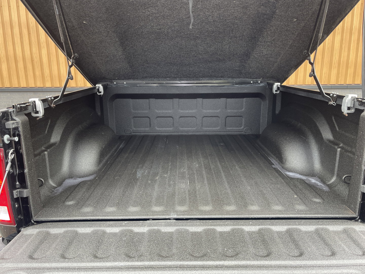 Dodge Ram 1500 CLASSIC 5.7 V8 CLASSIC NIGHT 4x4 | LPG | | 3500KG Trekken | Apple Carplay | Cruise Control | Achteruitrij Camera | 20'' Lichtmetaal |