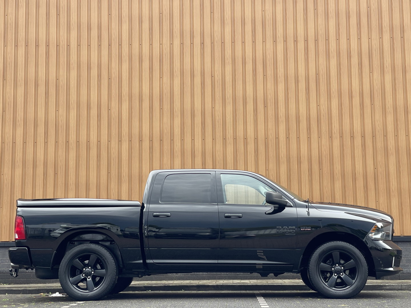 Dodge Ram 1500 CLASSIC 5.7 V8 CLASSIC NIGHT 4x4 | LPG | | 3500KG Trekken | Apple Carplay | Cruise Control | Achteruitrij Camera | 20'' Lichtmetaal |
