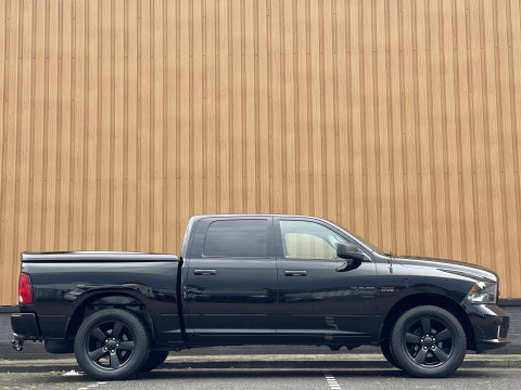 Dodge Ram 1500 CLASSIC 5.7 V8 CLASSIC NIGHT 4x4 | LPG | | 3500KG Trekken | Apple Carplay | Cruise Control | Achteruitrij Camera | 20'' Lichtmetaal |