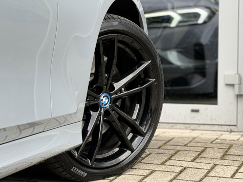 BMW 3 Serie Touring 330e xDrive M-Sport Pro |Pano|Driving Ass Prof|Innovation|360Cam|19"|