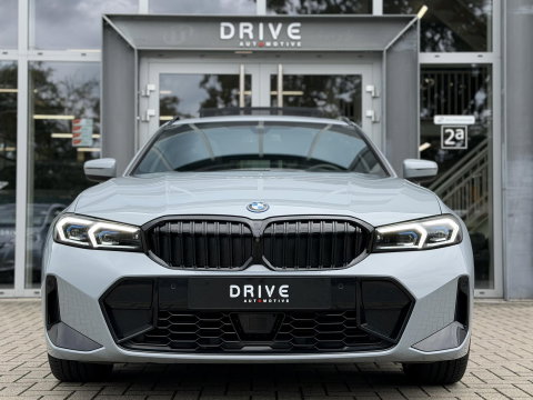 BMW 3 Serie Touring 330e xDrive M-Sport Pro |Pano|Driving Ass Prof|Innovation|360Cam|19"|