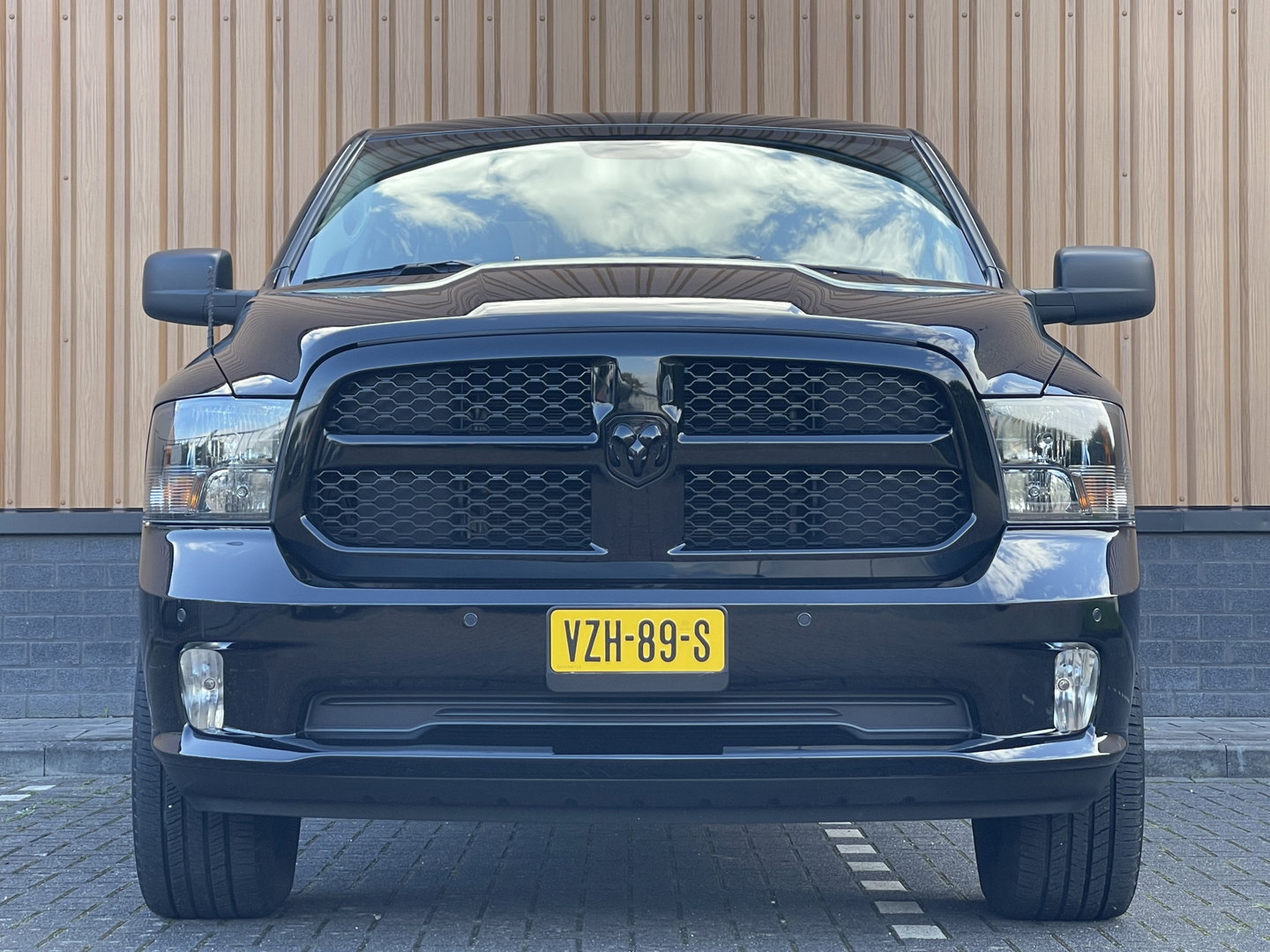 Dodge Ram 1500 CLASSIC 5.7 V8 CLASSIC NIGHT 4x4 | LPG | | 3500KG Trekken | Apple Carplay | Cruise Control | Achteruitrij Camera | 20'' Lichtmetaal |