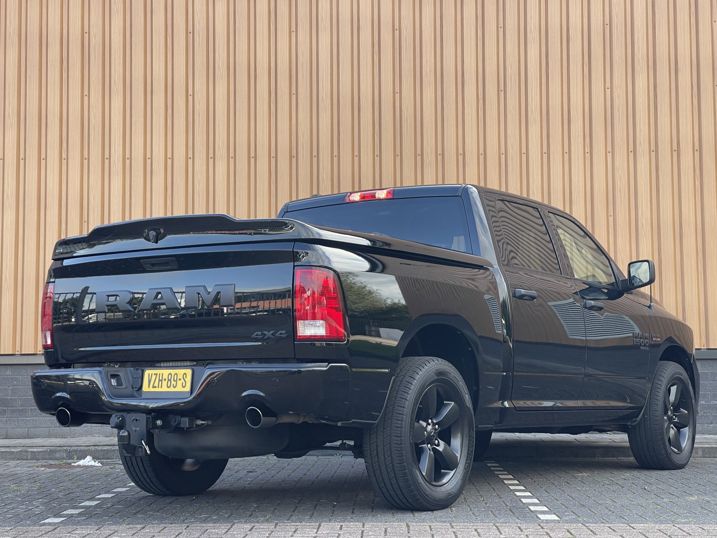 Dodge Ram 1500 CLASSIC 5.7 V8 CLASSIC NIGHT 4x4 | LPG | | 3500KG Trekken | Apple Carplay | Cruise Control | Achteruitrij Camera | 20'' Lichtmetaal |