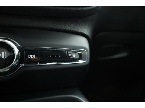 Volvo XC40 1.5 T4 211 PK Recharge R-Design |Trekhaak | 360 camera | Leer | Stoel + stuurverwarming |  Elek. Stoelen |