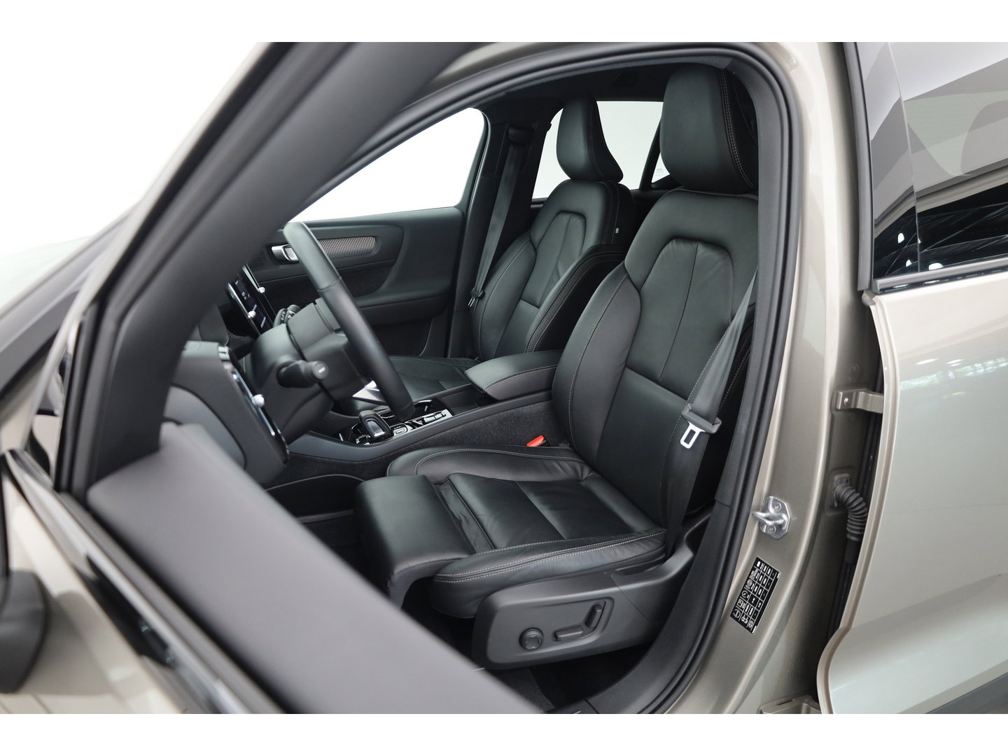 Volvo XC40 1.5 T4 211 PK Recharge R-Design |Trekhaak | 360 camera | Leer | Stoel + stuurverwarming |  Elek. Stoelen |