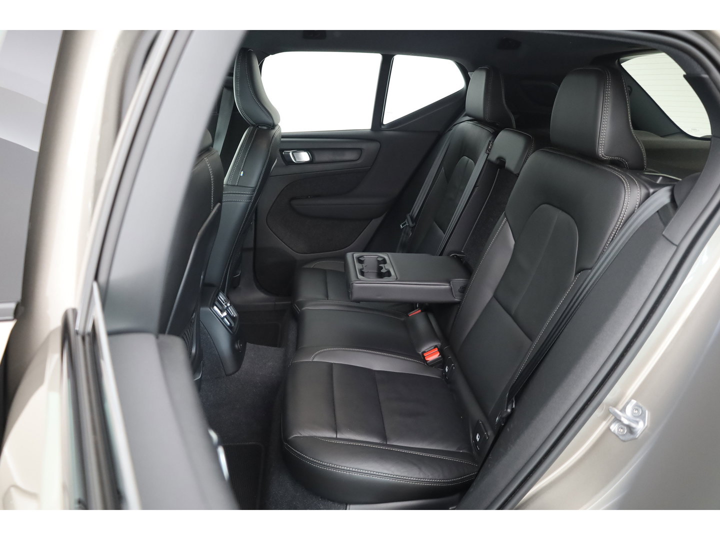 Volvo XC40 1.5 T4 211 PK Recharge R-Design |Trekhaak | 360 camera | Leer | Stoel + stuurverwarming |  Elek. Stoelen |