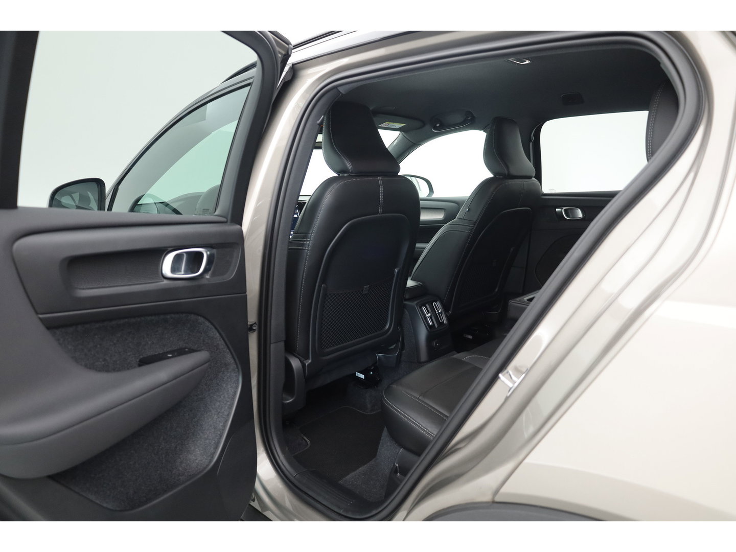 Volvo XC40 1.5 T4 211 PK Recharge R-Design |Trekhaak | 360 camera | Leer | Stoel + stuurverwarming |  Elek. Stoelen |