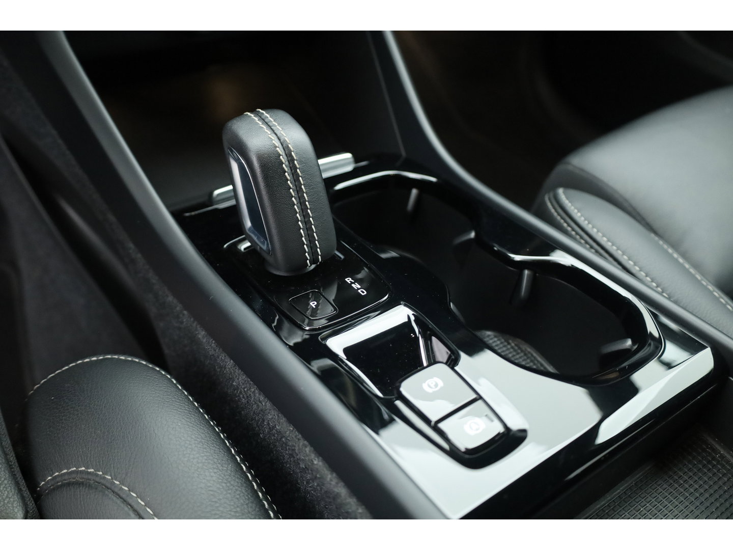 Volvo XC40 1.5 T4 211 PK Recharge R-Design |Trekhaak | 360 camera | Leer | Stoel + stuurverwarming |  Elek. Stoelen |