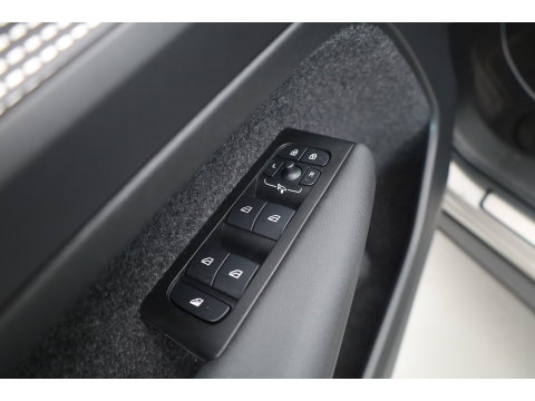 Volvo XC40 1.5 T4 211 PK Recharge R-Design |Trekhaak | 360 camera | Leer | Stoel + stuurverwarming |  Elek. Stoelen |