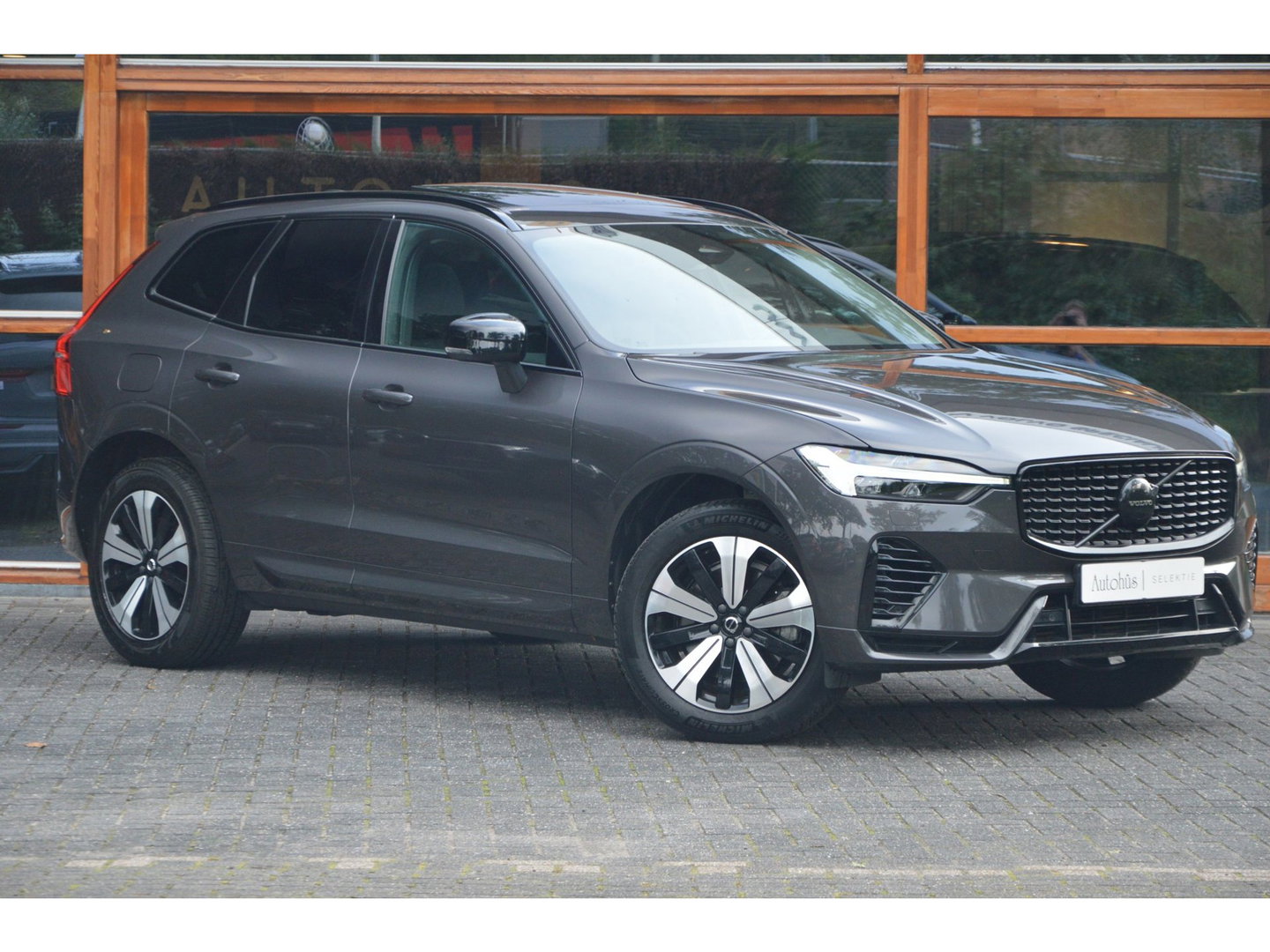 Volvo XC60 T6 Hybride AWD Plus Dark LONG RANGE | Panoramadak | Camera | Stoel + Stuur Verwarmd | Adaptive Cruise | Memory |