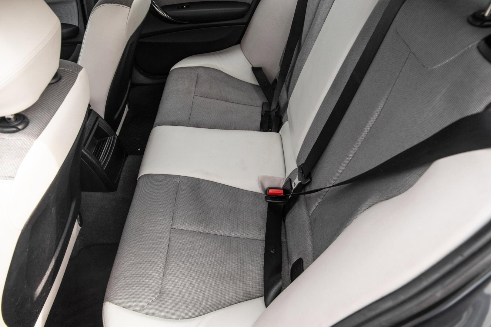 BMW 1 Serie 116i Business+ AUTOMAAT / CRUISE CONTROLE / BLACK LINE / AIRCO / CARPLAY / URBAN