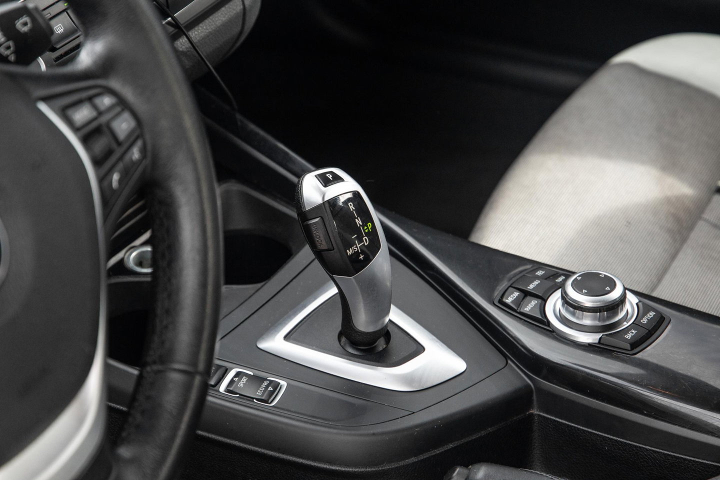 BMW 1 Serie 116i Business+ AUTOMAAT / CRUISE CONTROLE / BLACK LINE / AIRCO / CARPLAY / URBAN