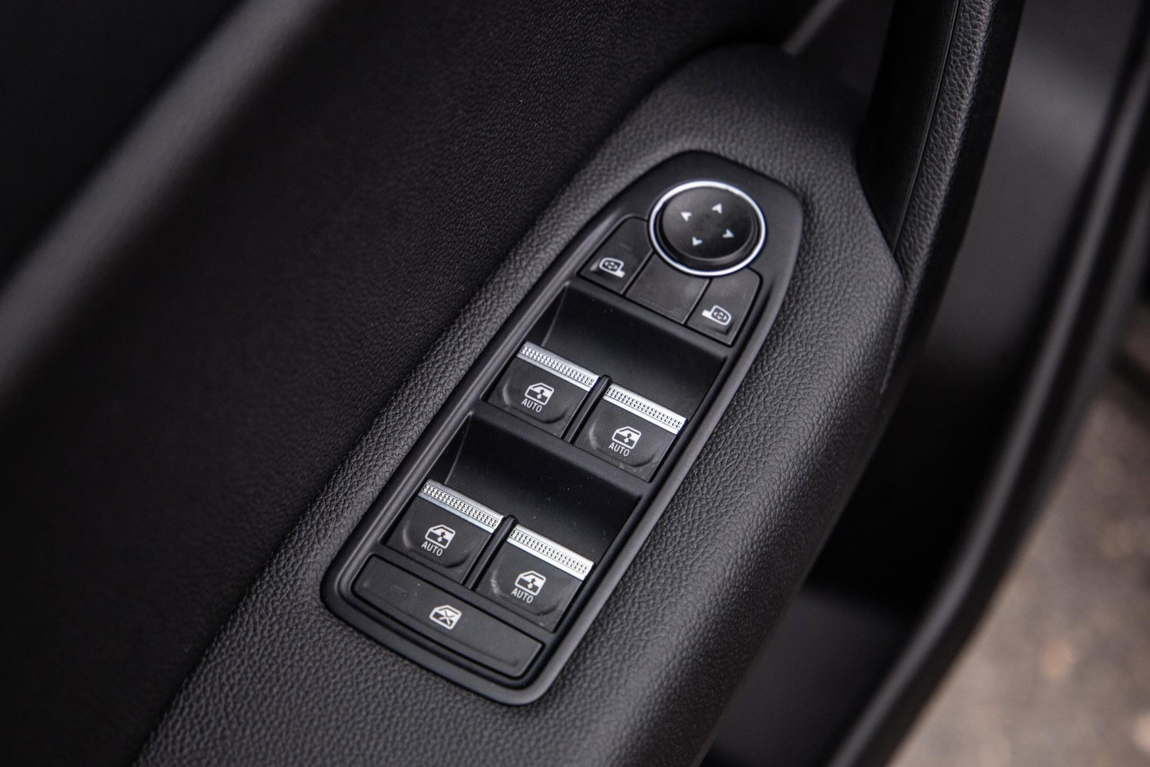 Renault Captur E-TECH Plug-in Hybrid Rive Gauche BLACK LINE / CRUISE CONTROLE / NAVI / CARPLAY