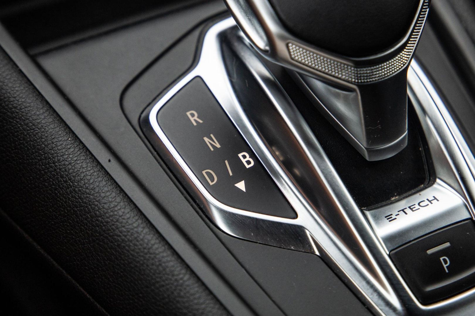 Renault Captur E-TECH Plug-in Hybrid Rive Gauche BLACK LINE / CRUISE CONTROLE / NAVI / CARPLAY