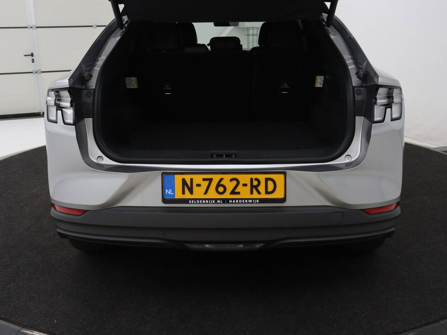 Ford Mustang Mach-E RWD 75 kWh | SOH 91,7% | Panoramadak | 360 Camera | Leder | Stoelverwarming | Adaptive cruise | B&O Sound | Stuurverwarming | Carplay | Keyless | Navigatie | Side Assist