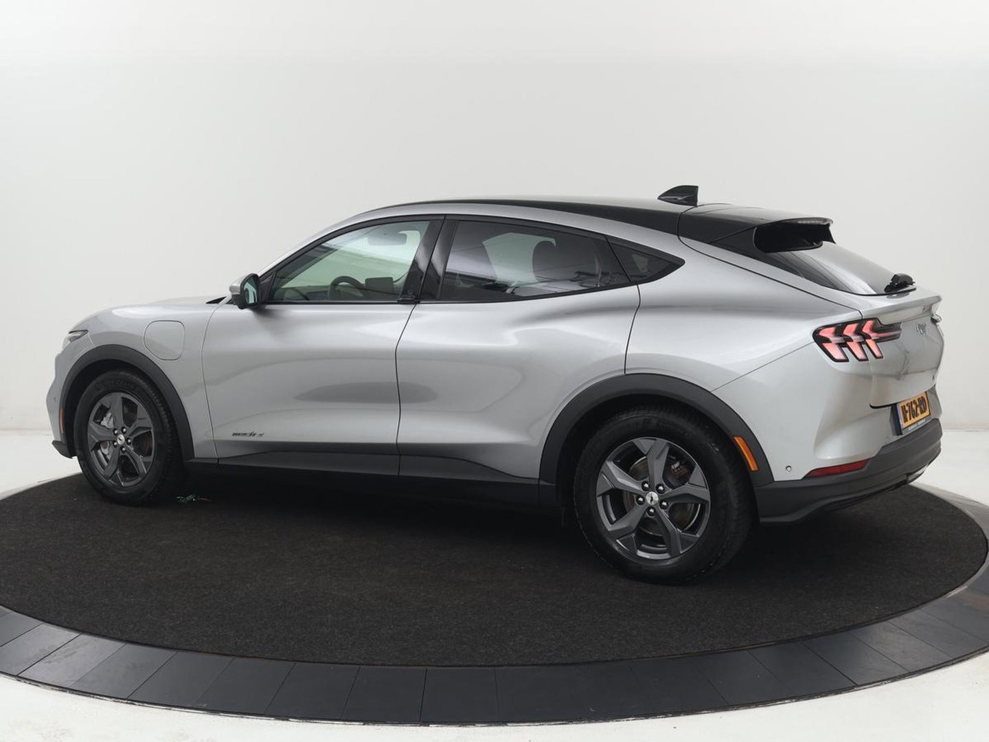 Ford Mustang Mach-E RWD 75 kWh | SOH 91,7% | Panoramadak | 360 Camera | Leder | Stoelverwarming | Adaptive cruise | B&O Sound | Stuurverwarming | Carplay | Keyless | Navigatie | Side Assist