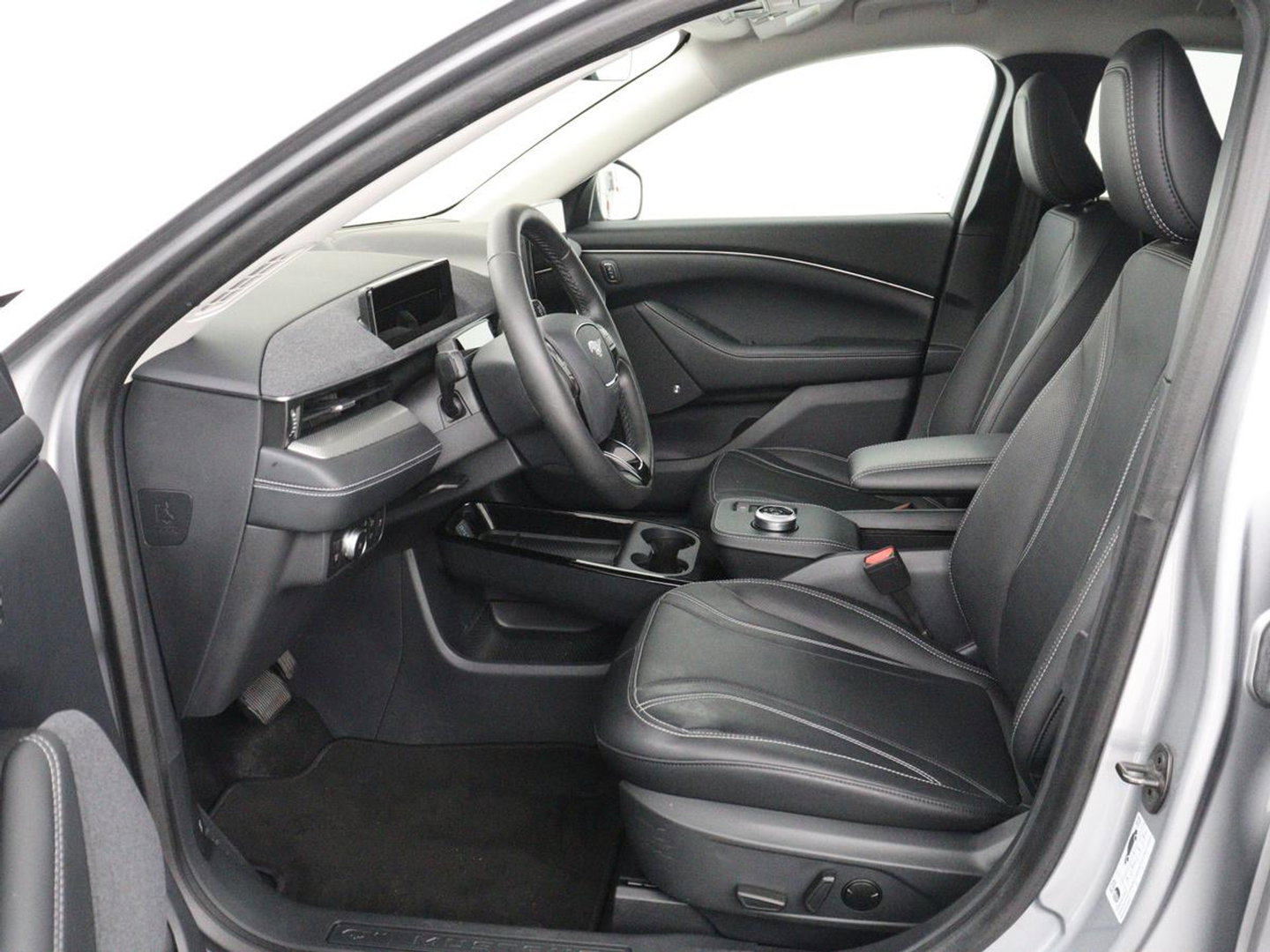 Ford Mustang Mach-E RWD 75 kWh | SOH 91,7% | Panoramadak | 360 Camera | Leder | Stoelverwarming | Adaptive cruise | B&O Sound | Stuurverwarming | Carplay | Keyless | Navigatie | Side Assist