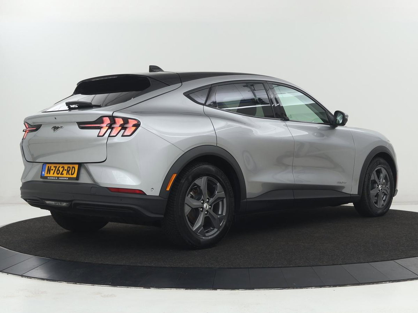 Ford Mustang Mach-E RWD 75 kWh | SOH 91,7% | Panoramadak | 360 Camera | Leder | Stoelverwarming | Adaptive cruise | B&O Sound | Stuurverwarming | Carplay | Keyless | Navigatie | Side Assist