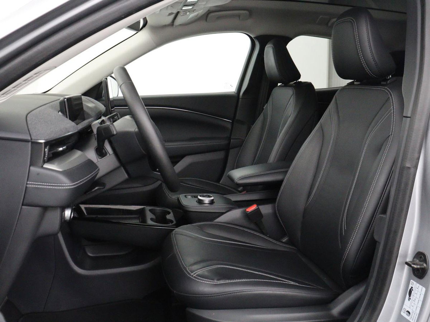 Ford Mustang Mach-E RWD 75 kWh | SOH 91,7% | Panoramadak | 360 Camera | Leder | Stoelverwarming | Adaptive cruise | B&O Sound | Stuurverwarming | Carplay | Keyless | Navigatie | Side Assist