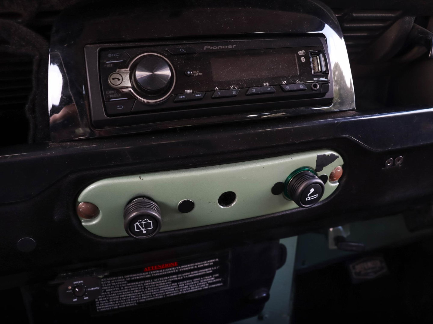 Land Rover Defender 2.0 MPI 90 Heritage | UNIEK