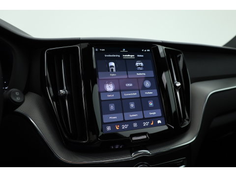 Volvo XC60 2.0 T6 Plug-in hybrid AWD Plus Black Edition | Pano-dak | Trekhaak | 360 camera | H&K Audio |
