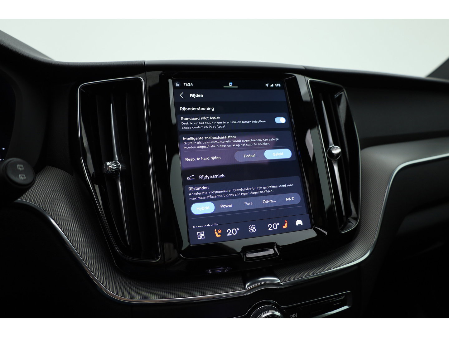 Volvo XC60 2.0 T6 Plug-in hybrid AWD Plus Black Edition | Pano-dak | Trekhaak | 360 camera | H&K Audio |