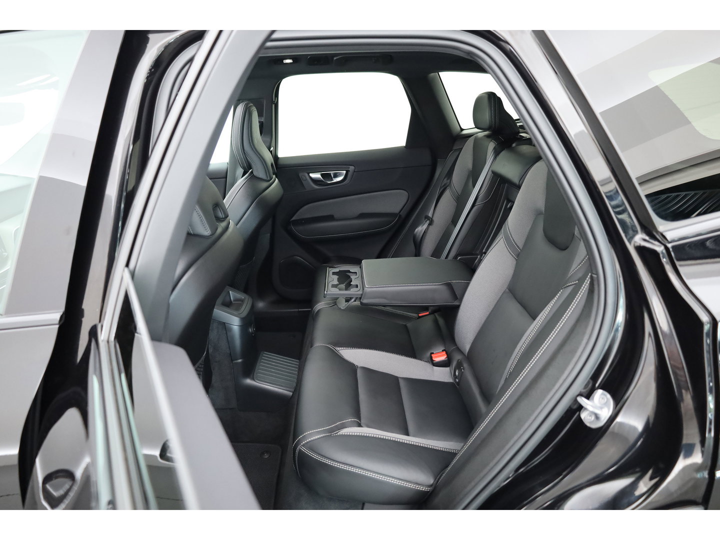 Volvo XC60 2.0 T6 Plug-in hybrid AWD Plus Black Edition | Pano-dak | Trekhaak | 360 camera | H&K Audio |