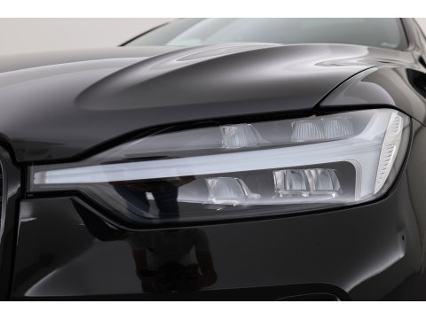 Volvo XC60 2.0 T6 Plug-in hybrid AWD Plus Black Edition | Pano-dak | Trekhaak | 360 camera | H&K Audio |