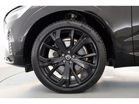 Volvo XC60 2.0 T6 Plug-in hybrid AWD Plus Black Edition | Pano-dak | Trekhaak | 360 camera | H&K Audio |