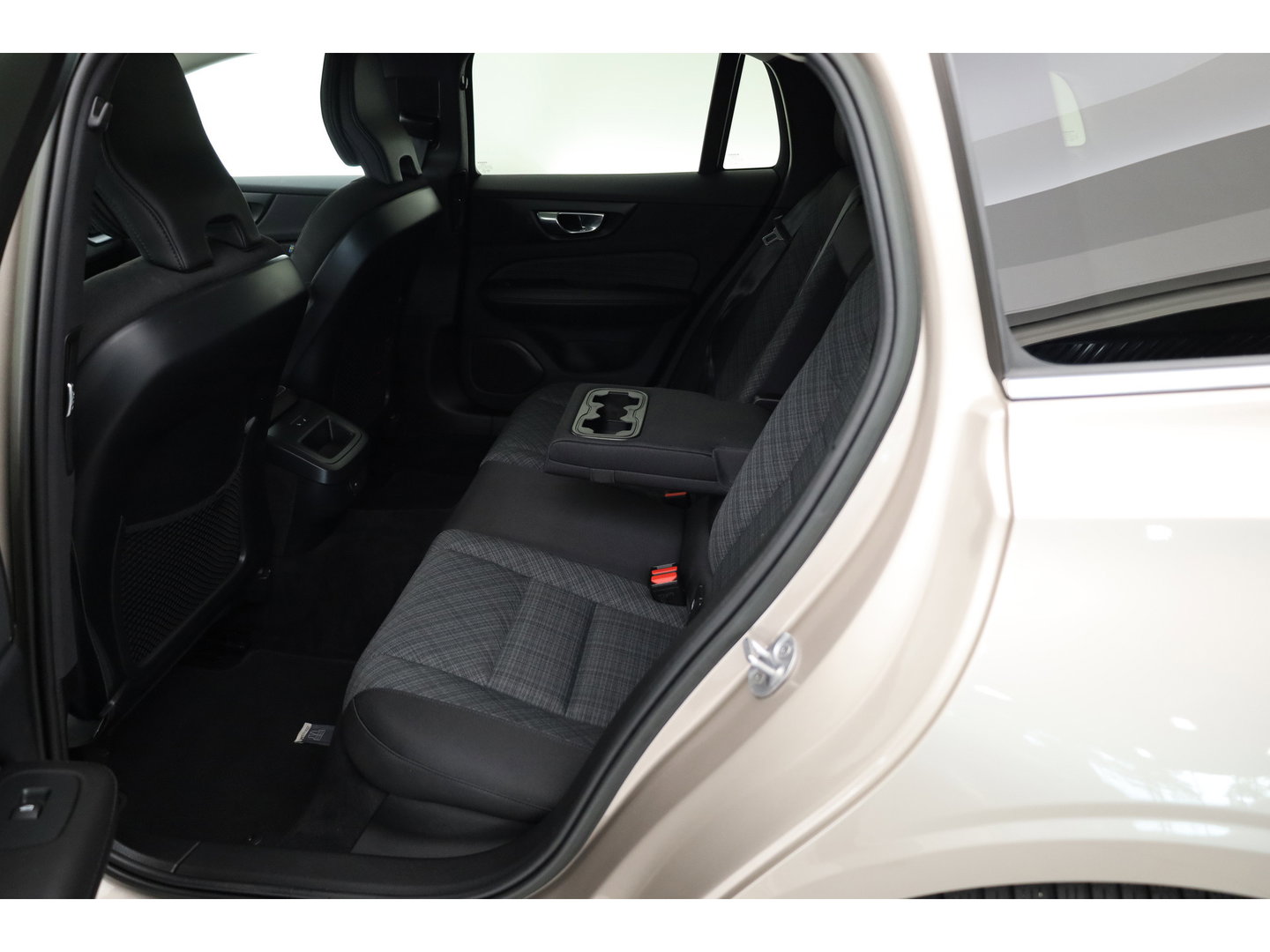 Volvo V60 2.0 B3 Core Prijs rijklaar | Trekhaak | Stoel + stuurverw. | ACC | Dodehoek (Blis) |