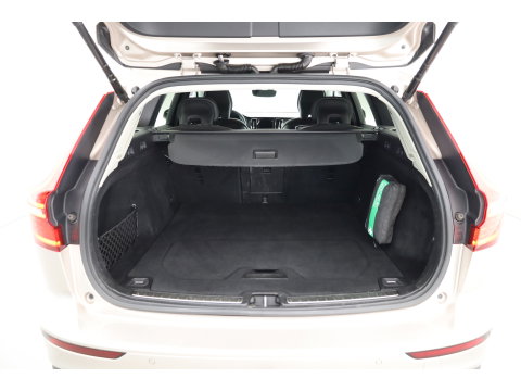 Volvo V60 2.0 B3 Core Prijs rijklaar | Trekhaak | Stoel + stuurverw. | ACC | Dodehoek (Blis) |